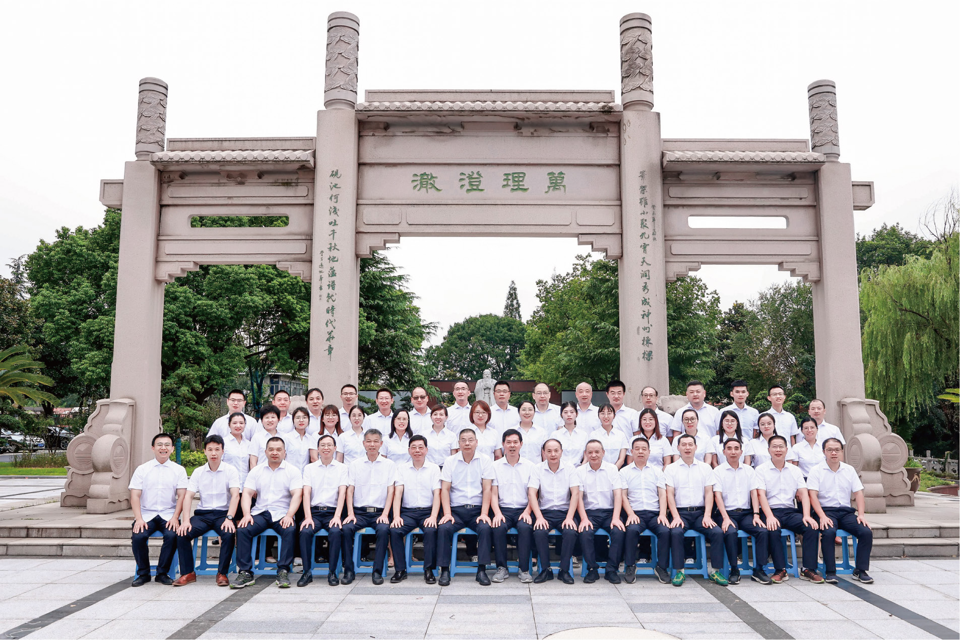 学校举行第十六届春季田径运动会开幕式